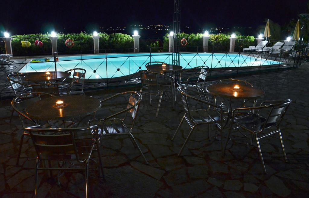 Nostos Lejlighedshotel Mousata Eksteriør billede